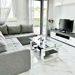 Brand New 2 Bed, 1 Bath * 扎达尔