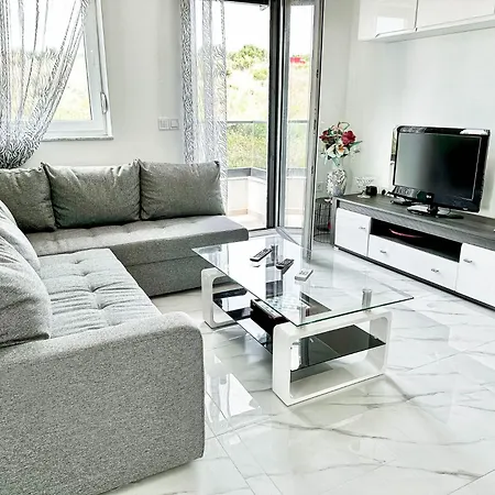 Brand New 2 Bed, 1 Bath * 扎达尔