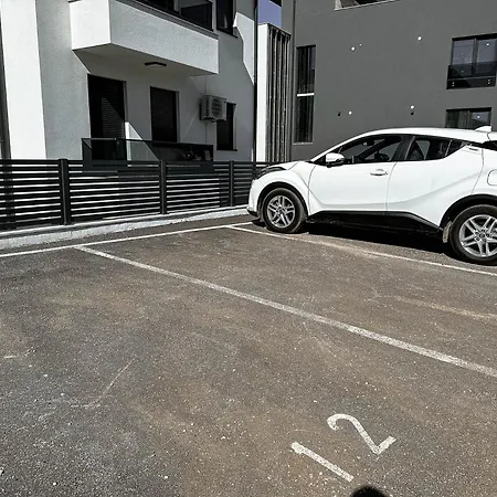 公寓 Brand New 2 Bed, 1 Bath *
